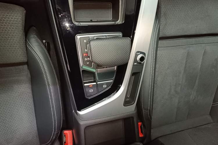 Used Audi A4 2022 Avant 40 TFSI Luxury Dynamic Model Gear Lever