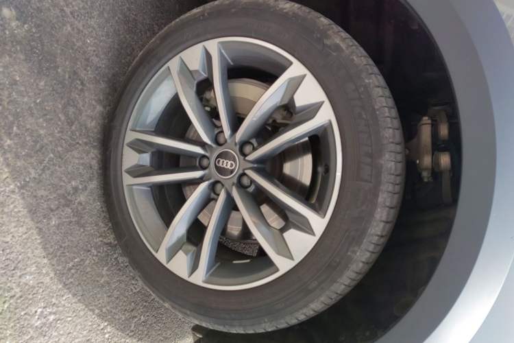 Used Audi A4 2022 allroad quattro Right Front Wheel Hub