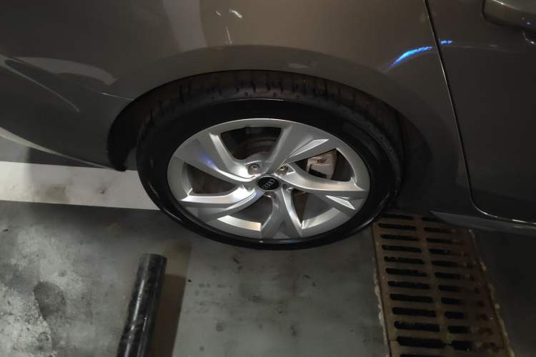 Used Audi A4 2023 Avant 40 TFSI Fashionable and Dynamic Model Right Rear Wheel Hub