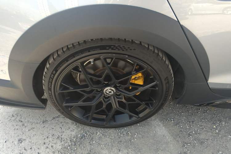 Used Audi A4 2023 allroad quattro Right Rear Wheel Hub