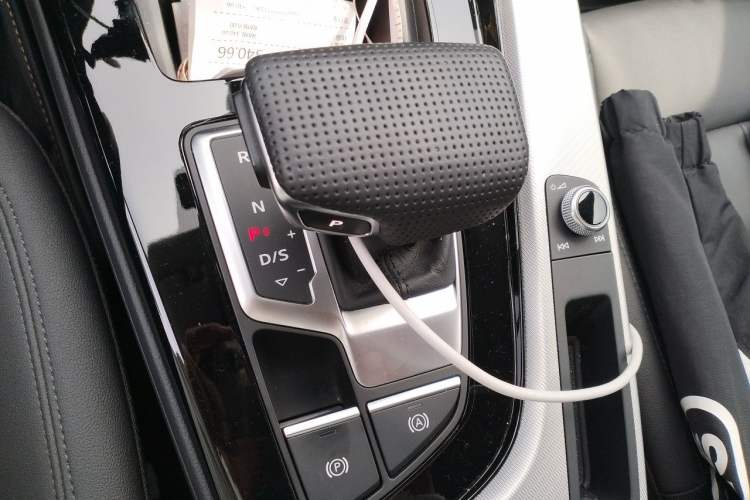 Used Audi A4 2023 Avant 40 TFSI Fashionable and Dynamic Model Gear Lever