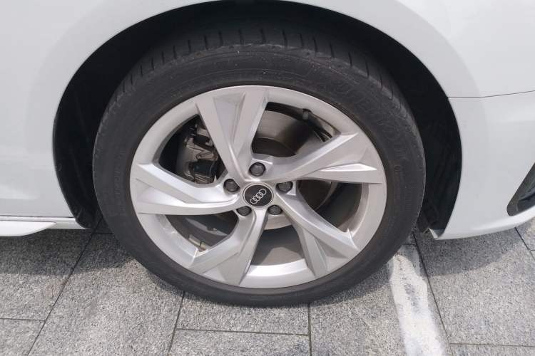 Used Audi A4 2023 Avant 40 TFSI Fashionable and Dynamic Model Right Front Wheel Hub