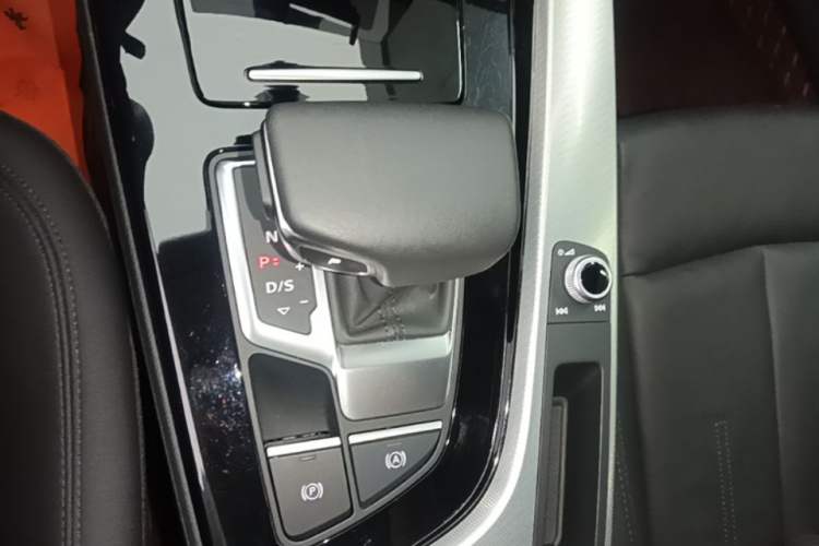 Used Audi A4 2024 Avant 40 TFSI Fashion Sport Model Gear Lever