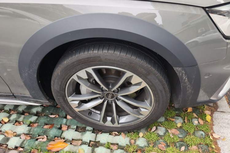 Used Audi A4 2024 allroad quattro 45 TFSI Right Front Wheel Hub