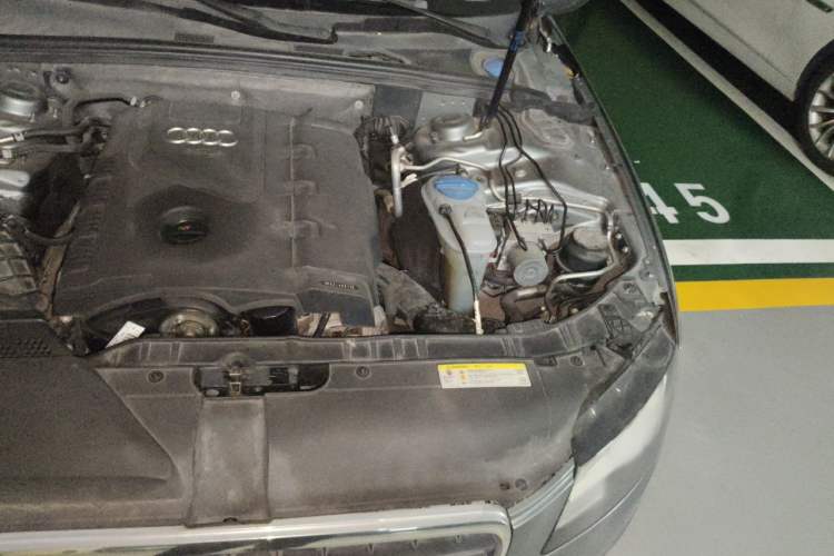 Used Audi A4L 2009 2.0 TFSI Standard Model Engine Bay Left