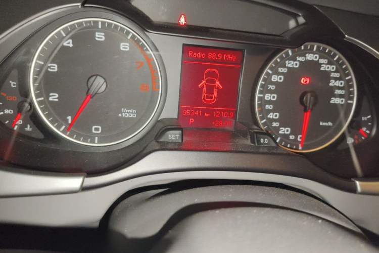 Used Audi A4L 2009 2.0 TFSI Standard Model Odometer Close Up