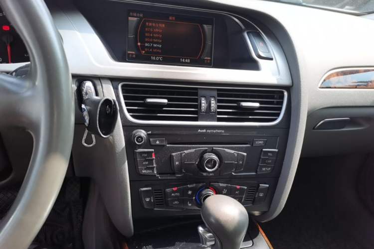 Used Audi A4L 2009 2.0 TFSI Standard Model Audio And AC Panel