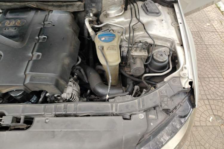 Used Audi A4L 2009 2.0 TFSI Comfort Model Engine Bay Left