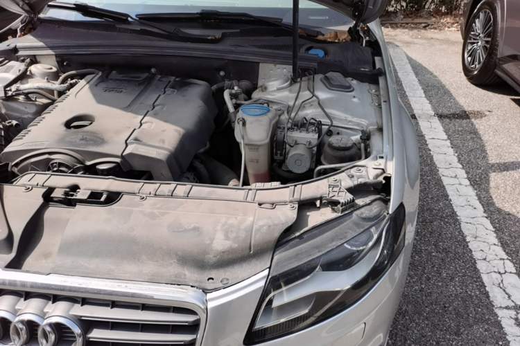 Used Audi A4L 2009 2.0 TFSI Standard Model Engine Bay Left