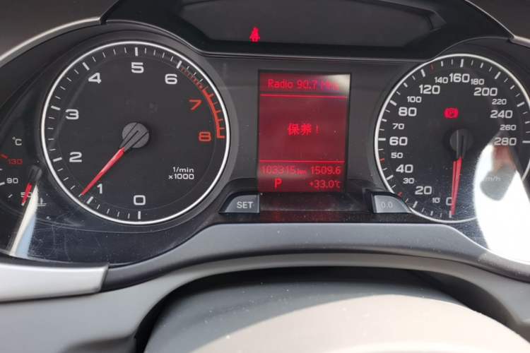 Used Audi A4L 2009 2.0 TFSI Standard Model Odometer Close Up