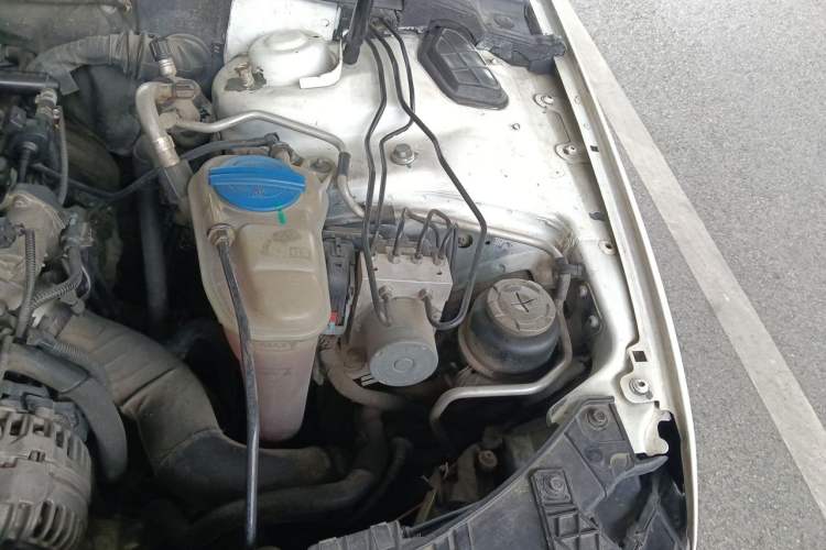 Used Audi A4L 2009 2.0 TFSI Comfort Model Engine Bay Left