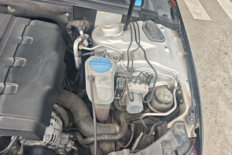 Used Audi A4L 2010 2.0 TFSI Standard Edition Engine Bay Left