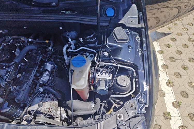 Used Audi A4L 2010 1.8 TFSI Comfort Model Engine Bay Left