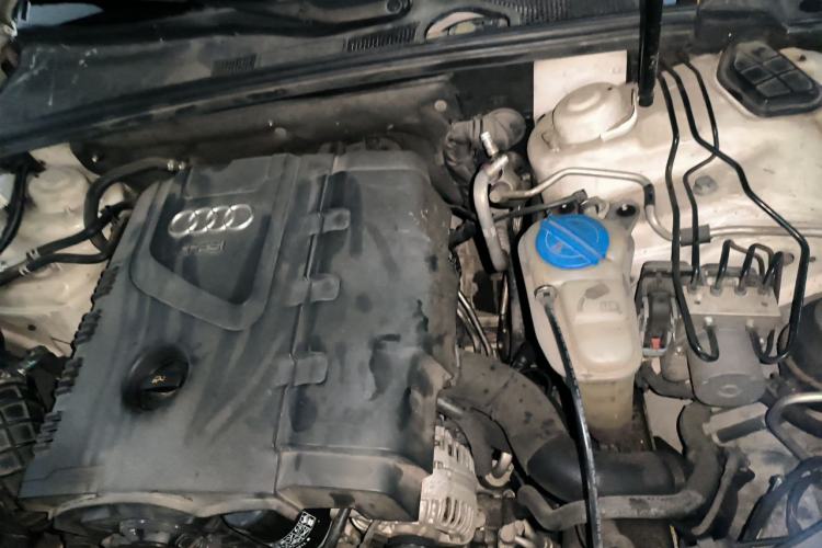 Used Audi A4L 2010 2.0 TFSI Standard Edition Engine Bay Left