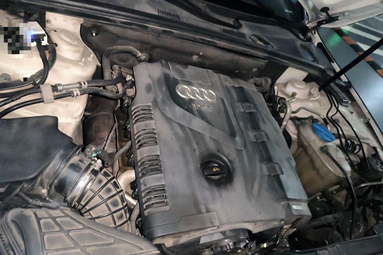Used Audi A4L 2010 2.0 TFSI Standard Edition Engine Bay Right