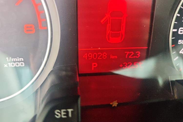 Used Audi A4L 2010 2.0 TFSI Standard Edition Odometer Close Up