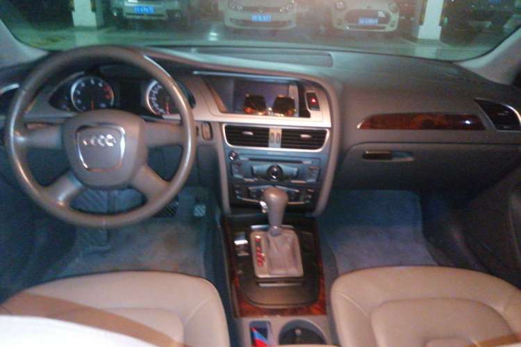 Used Audi A4L 2010 2.0 TFSI Comfort Edition Center Console