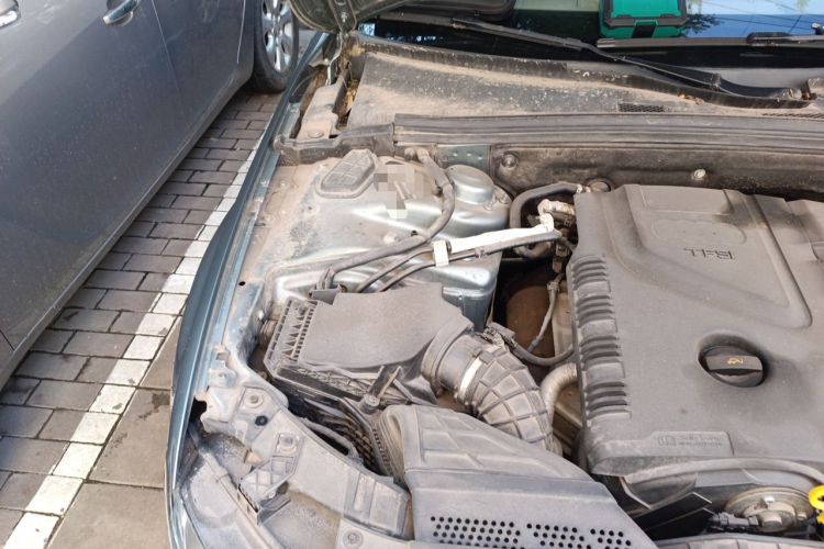 Used Audi A4L 2010 1.8 TFSI Comfort Model Engine Bay Right