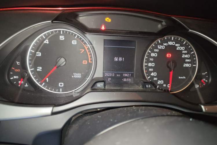 Used Audi A4L 2010 2.0 TFSI Sport Edition Odometer Close Up