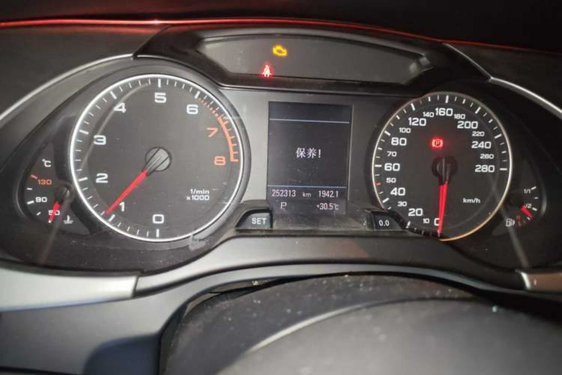 Used Audi A4L 2010 2.0 TFSI Sport Edition Odometer Close Up