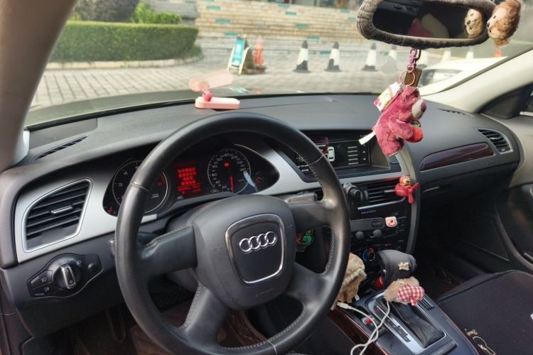 Used Audi A4L 2010 1.8 TFSI Comfort Model Center Console