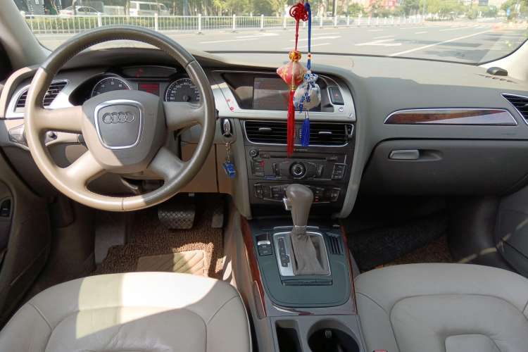 Used Audi A4L 2010 2.0 TFSI Comfort Edition Center Console
