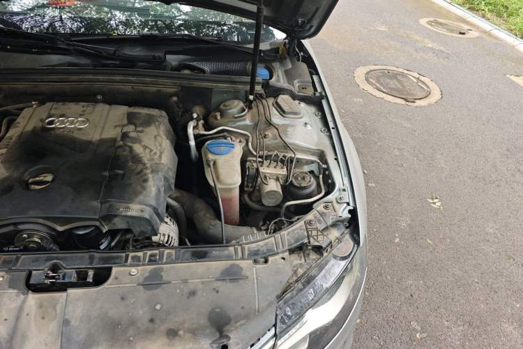 Used Audi A4L 2010 2.0 TFSI Standard Edition Engine Bay Left