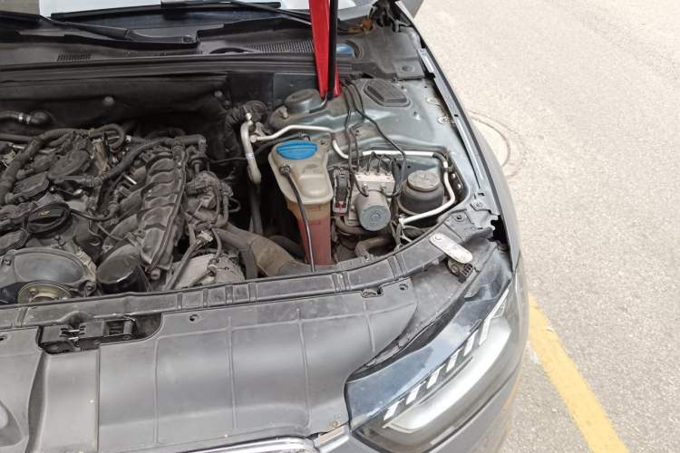 Used Audi A4L 2010 2.0 TFSI Comfort Edition Engine Bay Left