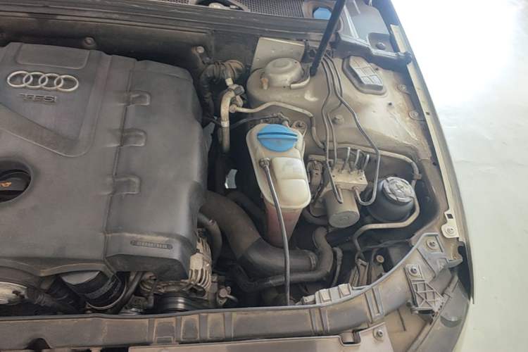 Used Audi A4L 2010 2.0 TFSI Comfort Edition Engine Bay Left