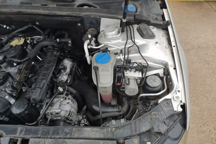 Used Audi A4L 2010 2.0 TFSI Standard Edition Engine Bay Left