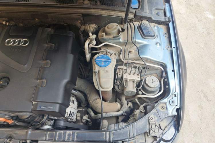 Used Audi A4L 2010 2.0 TFSI Standard Edition Engine Bay Left