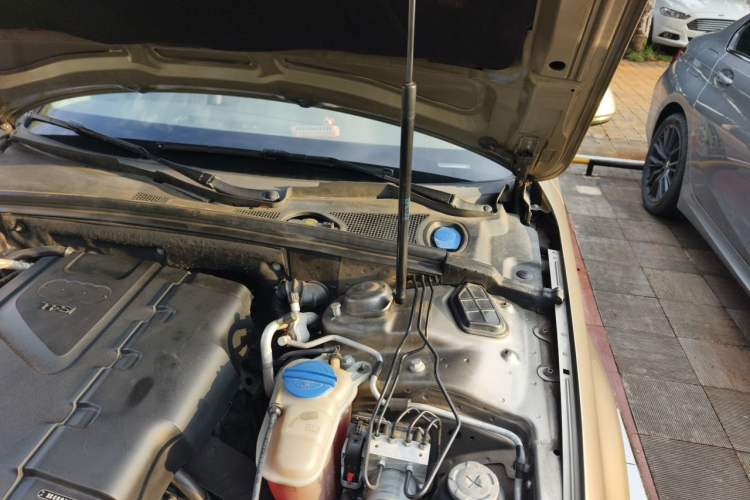 Used Audi A4L 2010 1.8 TFSI Comfort Model Engine Bay Left
