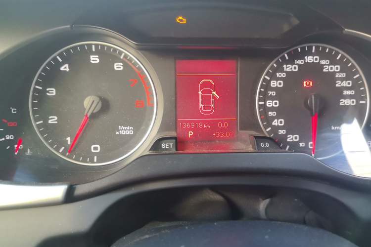 Used Audi A4L 2010 2.0 TFSI Standard Edition Odometer Close Up