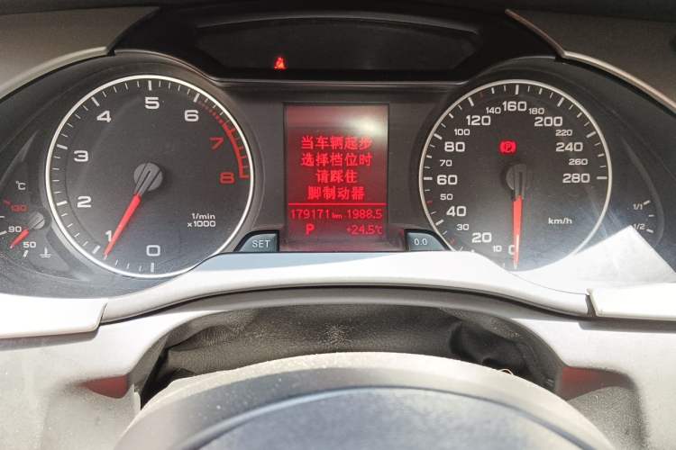 Used Audi A4L 2010 2.0 TFSI Comfort Edition Odometer Close Up