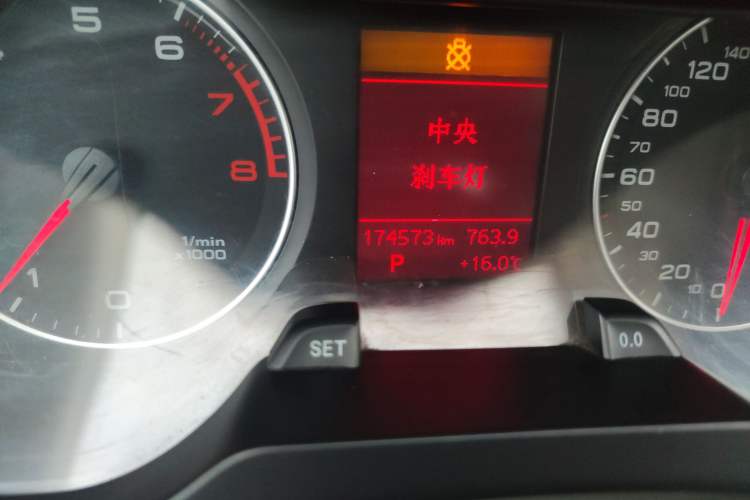 Used Audi A4L 2010 2.0 TFSI Standard Edition Odometer Close Up