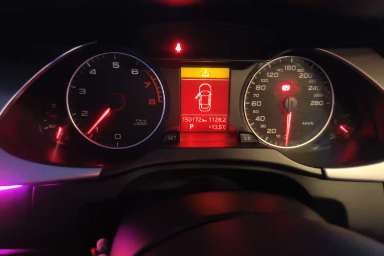 Used Audi A4L 2010 2.0 TFSI Standard Edition Odometer Close Up