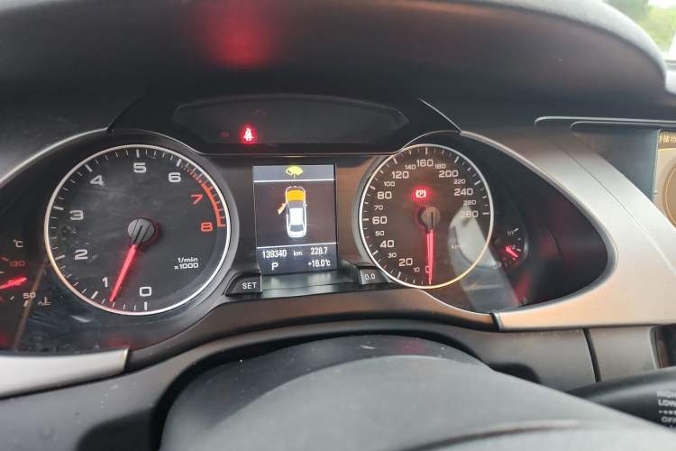 Used Audi A4L 2010 2.0 TFSI Sport Edition Odometer Close Up