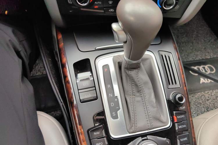 Used Audi A4L 2010 2.0 TFSI Technology Edition Gear Lever