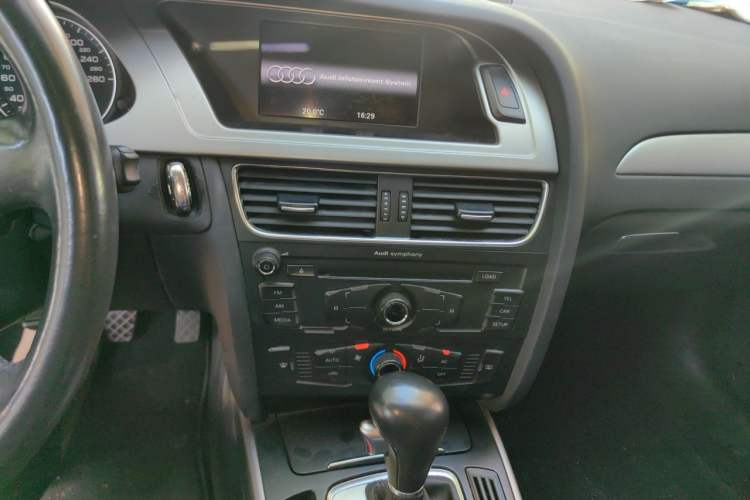 Used Audi A4L 2010 1.8 TFSI Comfort Model Audio And AC Panel