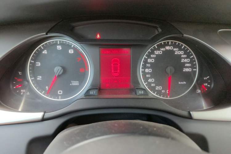 Used Audi A4L 2010 2.0 TFSI Comfort Edition Odometer Close Up