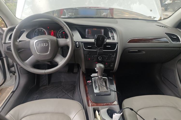 Used Audi A4L 2010 2.0 TFSI Comfort Edition Center Console