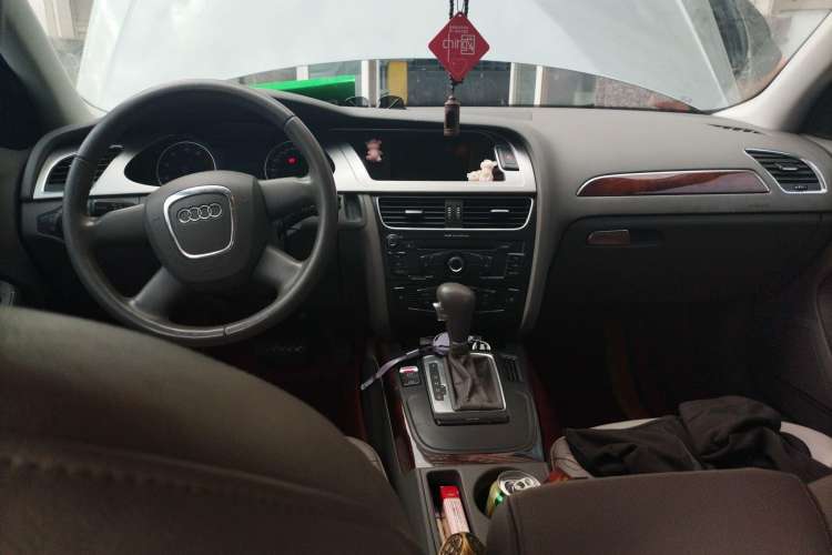 Used Audi A4L 2010 2.0 TFSI Comfort Edition Center Console