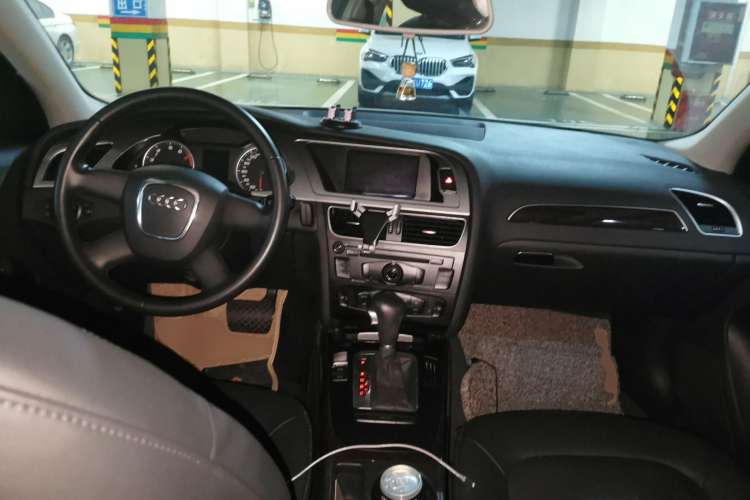 Used Audi A4L 2010 2.0 TFSI Comfort Edition Center Console