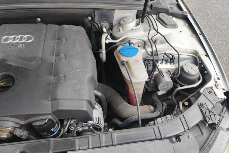 Used Audi A4L 2010 2.0 TFSI Standard Edition Engine Bay Left