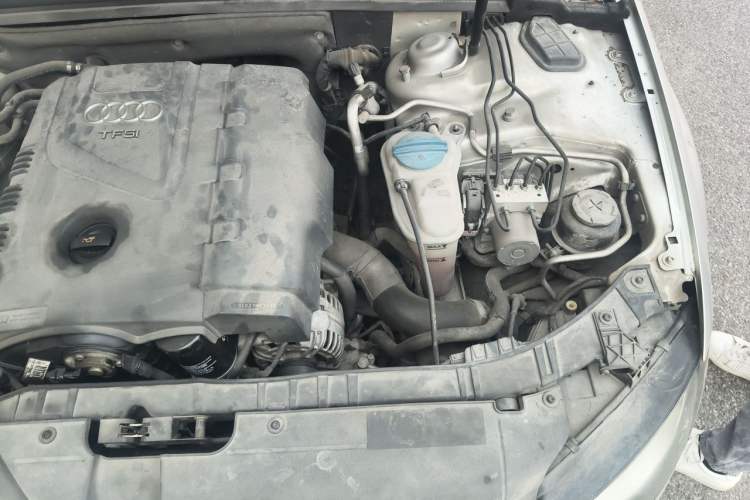 Used Audi A4L 2010 2.0 TFSI Standard Edition Engine Bay Left