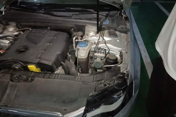 Used Audi A4L 2010 2.0 TFSI Standard Edition Engine Bay Left