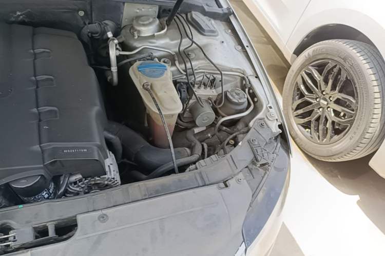 Used Audi A4L 2010 2.0 TFSI Standard Edition Engine Bay Left
