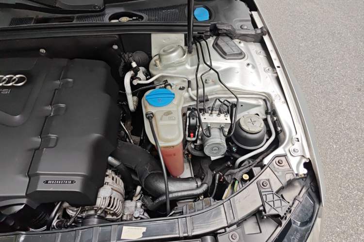 Used Audi A4L 2010 2.0 TFSI Technology Edition Engine Bay Left