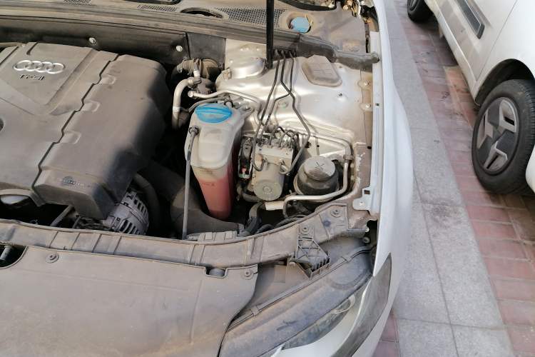 Used Audi A4L 2010 2.0 TFSI Comfort Edition Engine Bay Left