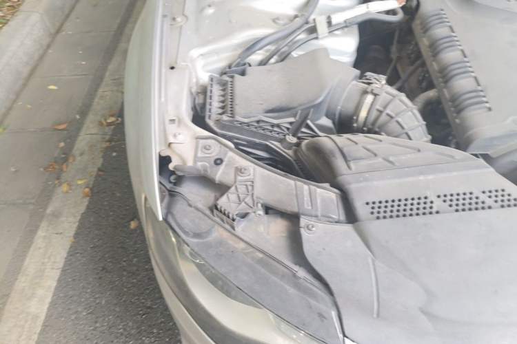 Used Audi A4L 2010 2.0 TFSI Technology Edition Engine Bay Right